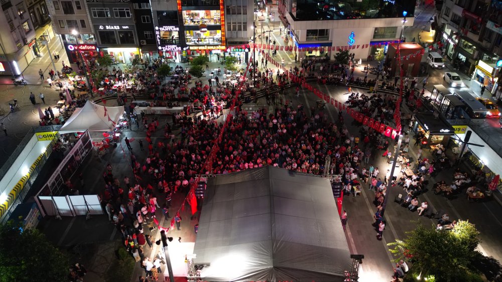 15 TEMMUZ, DEMOKRASİ TARİHİNE ALTIN HARFLERLE YAZILAN ŞANLI BİR DESTAN GECESİDİR