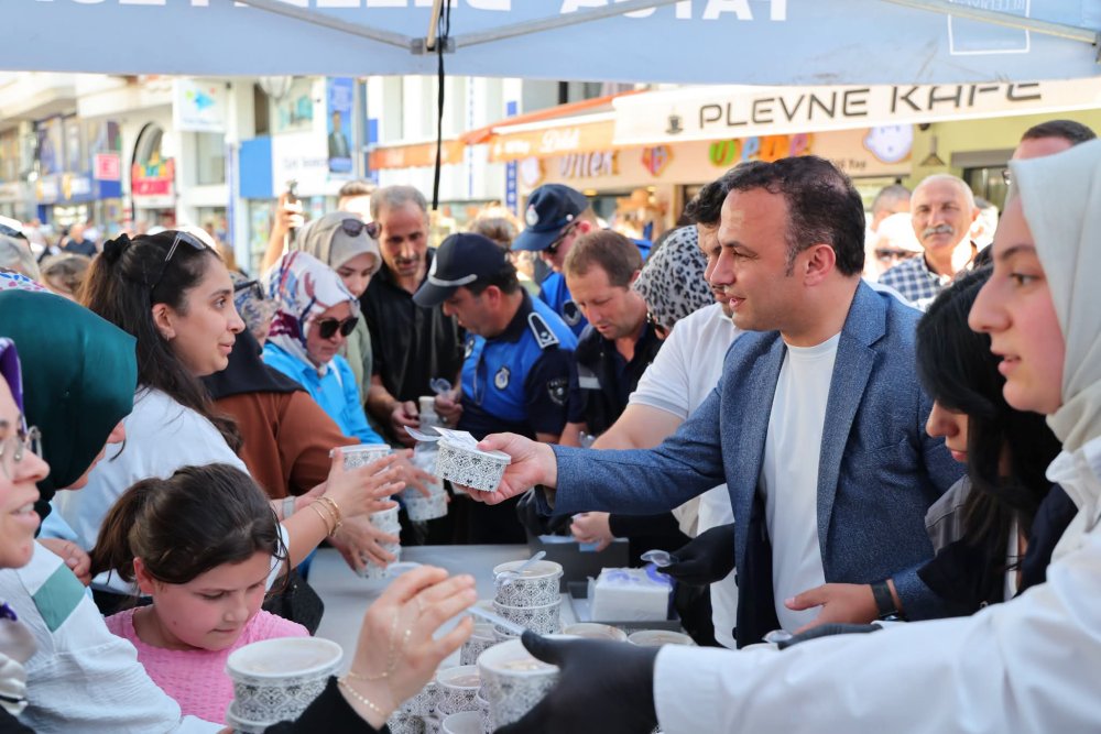 AŞURENİN BEREKETİ PLEVNE MEYDANI'NDA PAYLAŞILDI