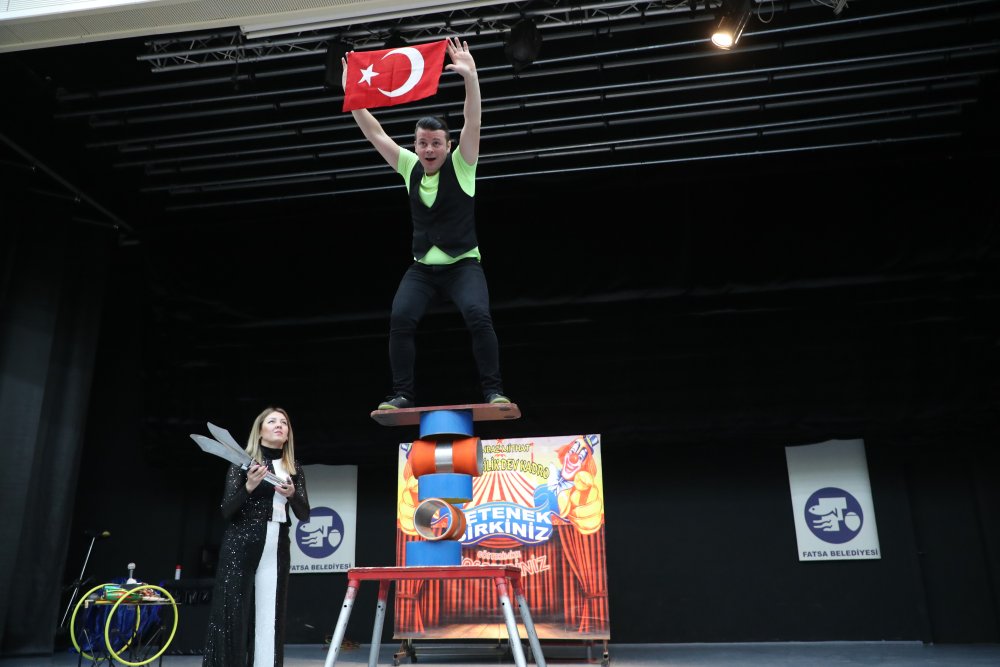 BAŞKAN AMCALARINDAN ÇOCUKLARA YETENEK SİRKİ GÖSTERİSİ İLE KARNE HEDİYESİ