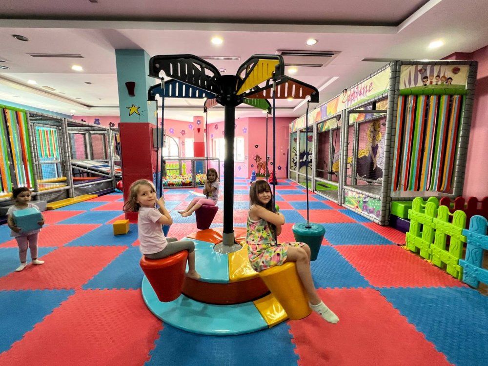 BELEDİYE SOSYALTESİSİNİN OYUN ALANI YENİLENDİ