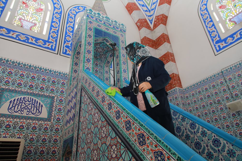 CAMİLERDE BAYRAM TEMİZLİĞİ