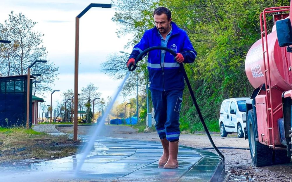 DALGALARIN GETİRDİĞİ ATIKLAR TEMİZLENDİ
