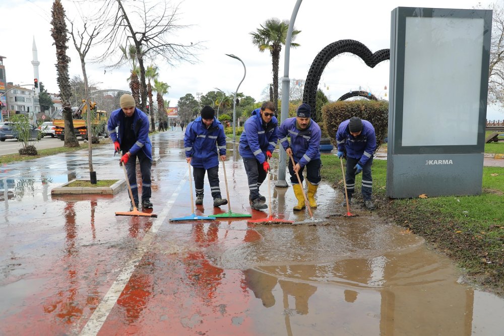 DALGALARIN KİRLETTİĞİ SAHİL TEMİZLENDİ