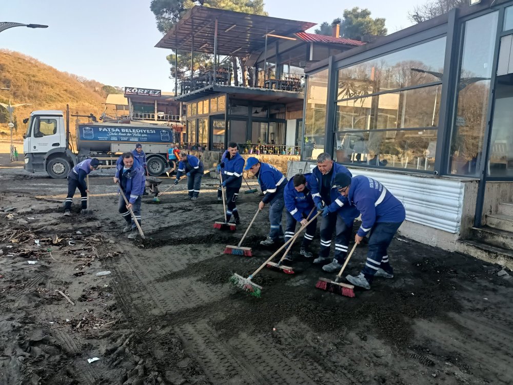 DENİZ DALGALARININ KİRLETTİĞİ BOLAMAN SAHİLİ ESKİ GÖRKEMİNE KAVUŞTU