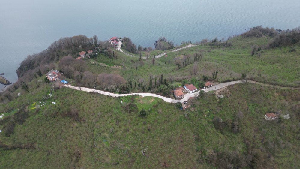 DEVLET VATANDAŞ İŞBİRLİĞİ İLE BETON YOLA KAVUŞTULAR