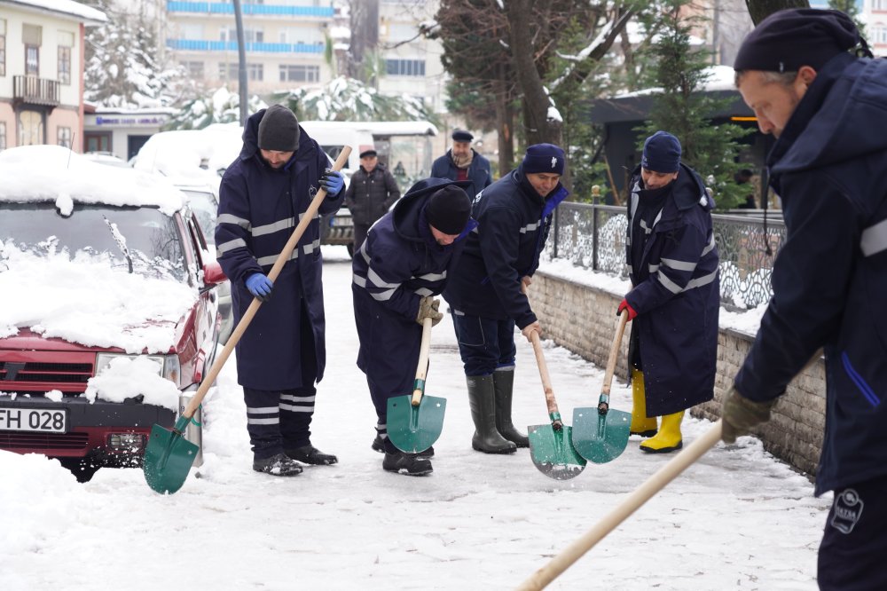 FATSA BELEDİYESİ EKİPLERİ BUZLANMAYA KARŞI SAHADA
