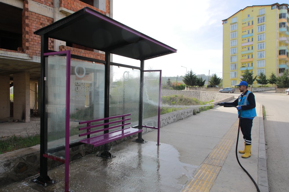 FATSA BELEDİYESİ EKİPLERİNDEN DURAKLARDA GENEL TEMİZLİK ÇALIŞMASI