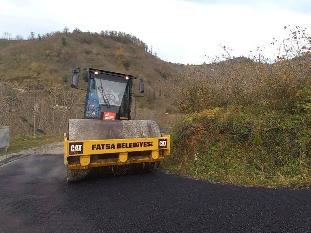 FATSA BELEDİYESİ KIRSAL MAHALLELERDE YOL ÇALIŞMALARINI SÜRDÜRÜYOR