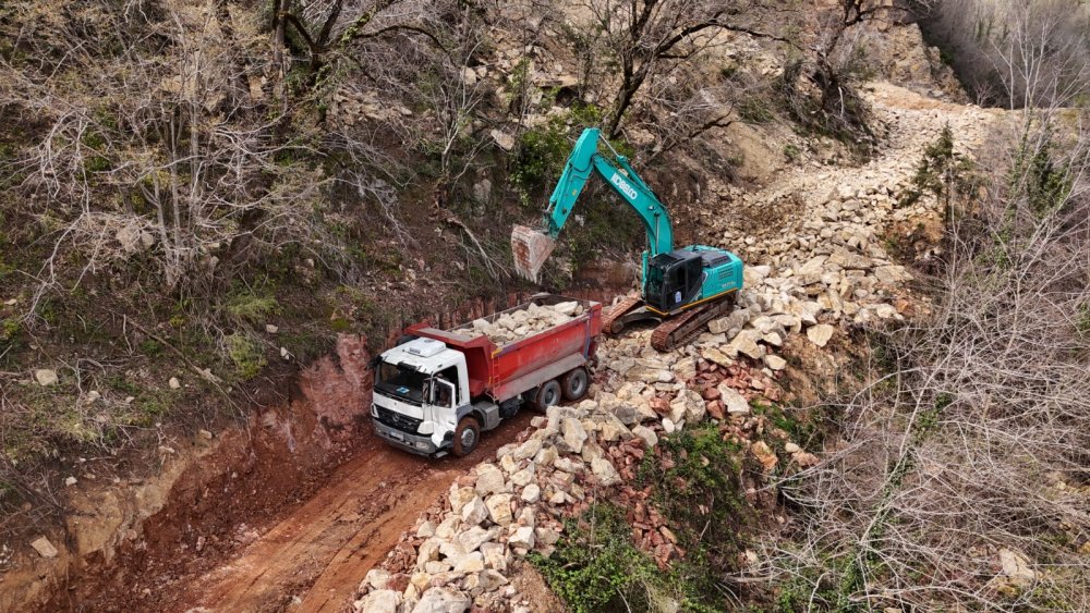 FATSA BELEDİYESİ KULAK'TA YILLARDIR ATIL KALAN YOLU YENİDEN ULAŞIMA AÇIYOR
