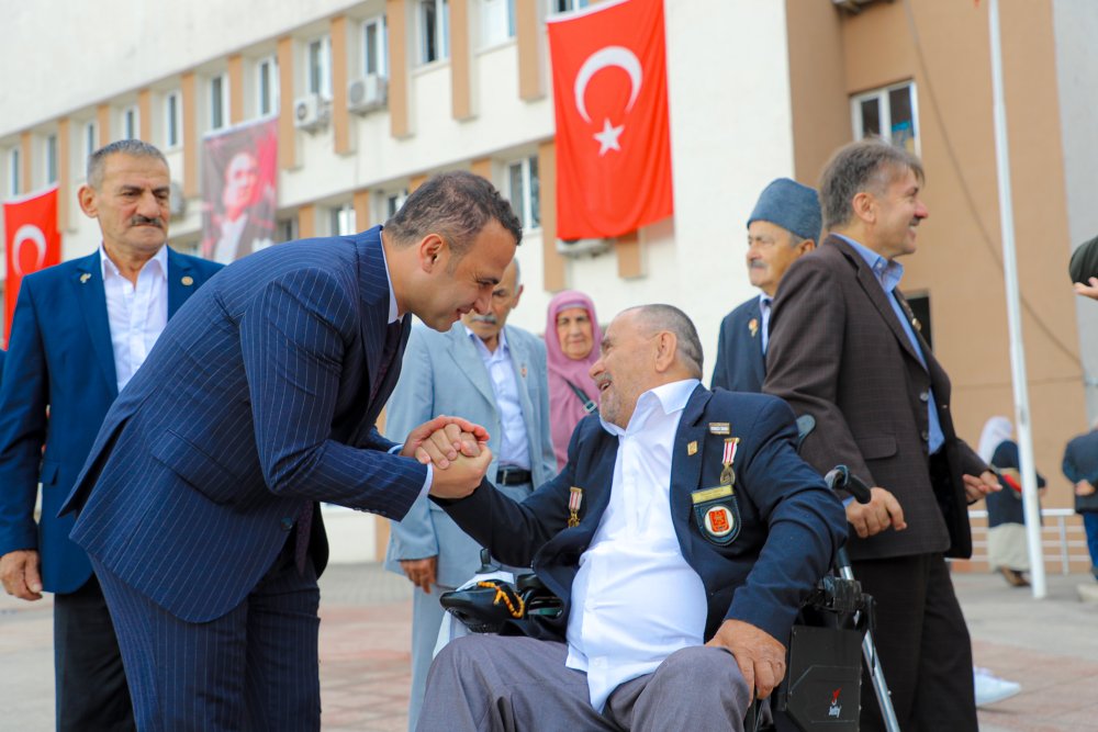 “KAHRAMANLIK GÜNLERİNİ ŞEHİT VE GAZİLERİMİZE BORÇLUYUZ”