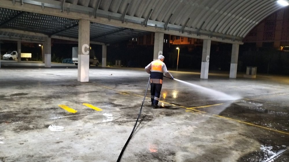 FATSA BELEDİYESİ TEMİZLİK EKİPLERİNDEN SEMT PAZARLARINDA HİJYEN ÇALIŞMASI