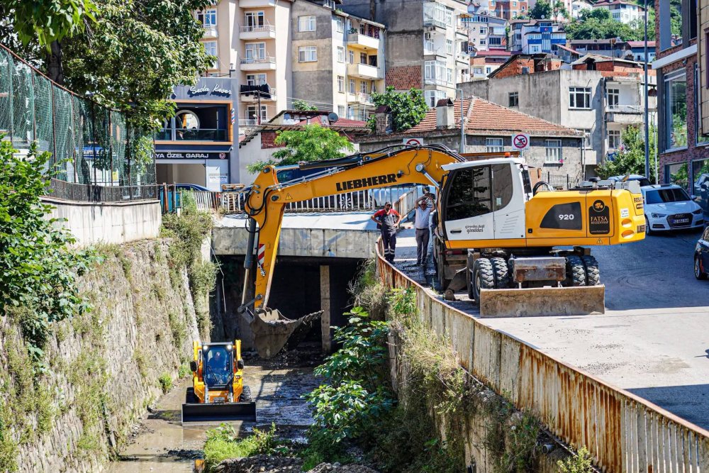 FATSA’DA ANi YAĞIŞLARA KARŞI DERE YATAKLARINDA ÖNLEM ÇALIŞMALARI SÜRÜYOR