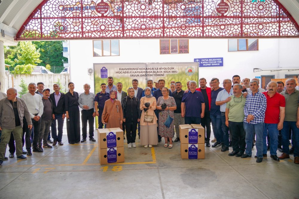 FATSA’DA KOKARCA VE KENEYLE MÜCADELEYE BİYOLOJİK DESTEK: 200 ÇİFTÇİYE 1000 ADET YUMURTACI TAVUK DAĞITILDI