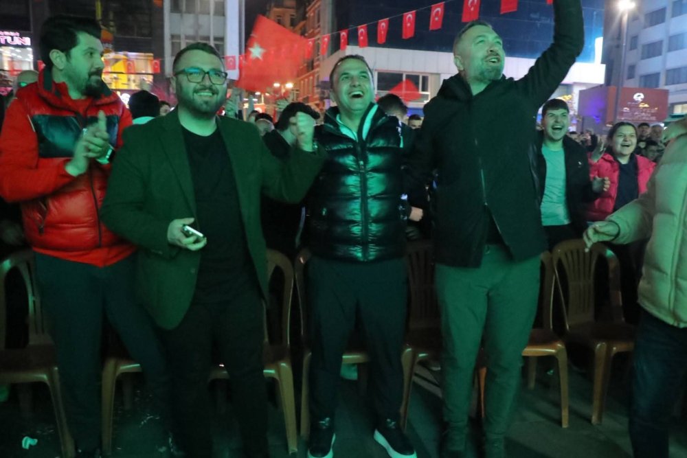 FATSA’DA MİLLİ COŞKU: DEV EKRANDA İZLENEN MAÇ SONRASI CUMHURİYET MEYDANI BAYRAM YERİNE DÖNDÜ