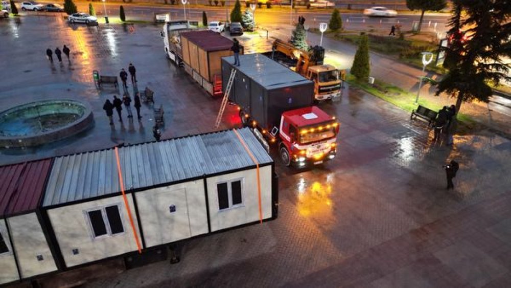 FATSA’DAN DEPREM BÖLGESİNE 5 KONTEYNER EV GÖNDERİLDİ