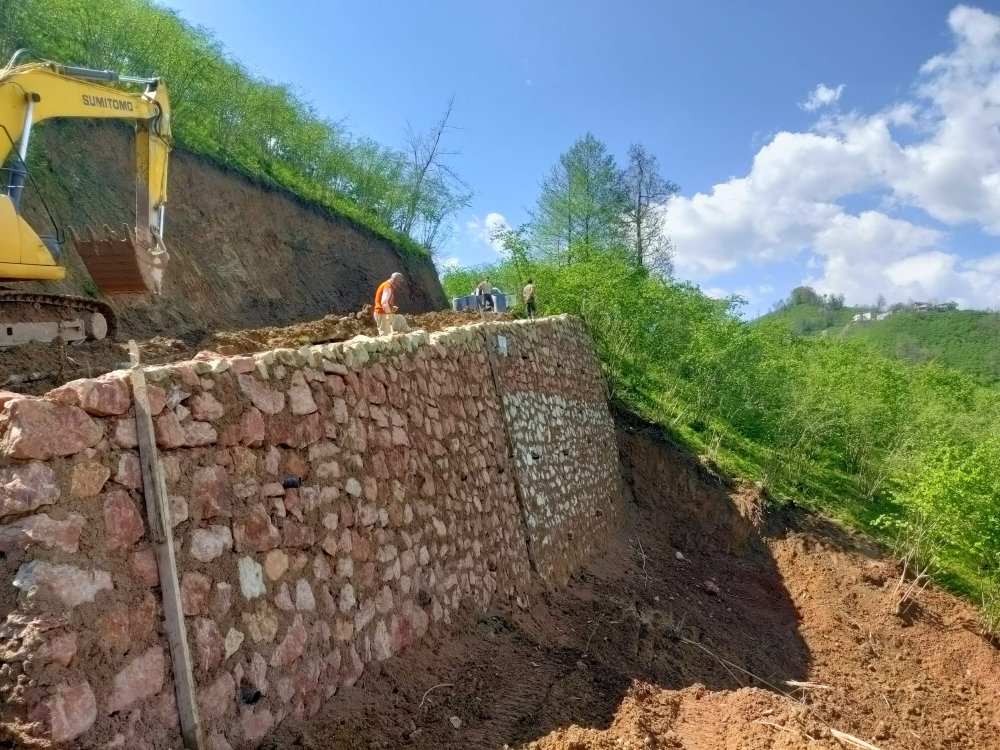 FATSA KIRSALINDA 4.5 AYDA 7 MAHALLEDE 430 METRE TAŞ DUVAR YAPILDI