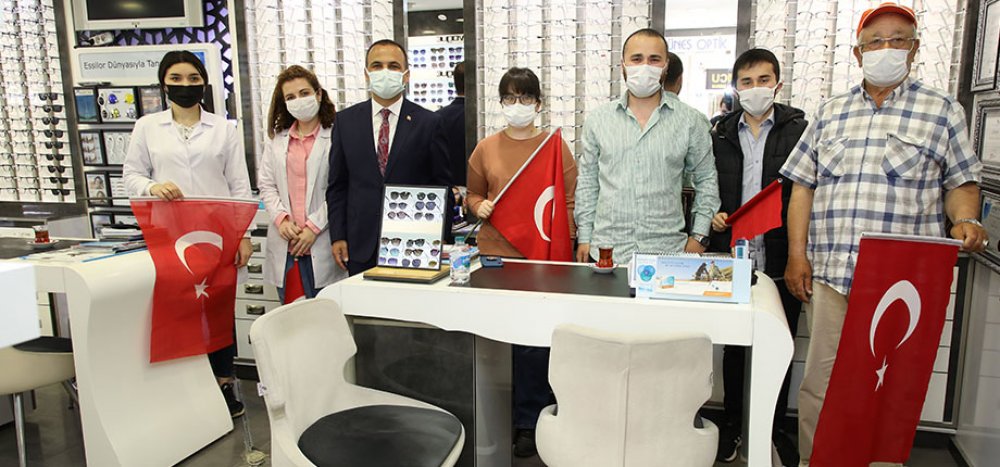 Fatsa Protokolü Esnaflara Bayrak Dağıttı