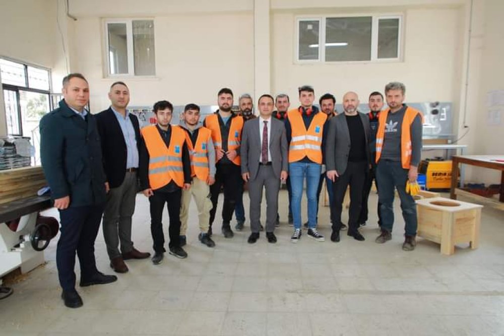 GENÇLERİN İSTİHDAM KAPISI KENT MOBİLYASI ÜRETİM ATÖLYESİ BELEDİYEYE KAZANÇ SAĞLAYACAK