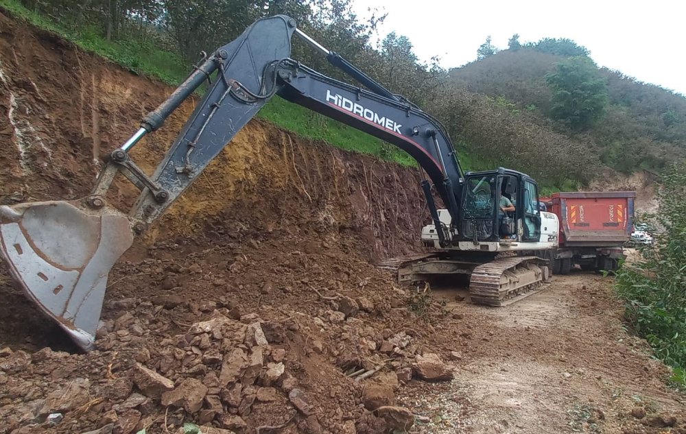 ILICA MAHALLESİ'NDE 1,5 KM'LİK YOL GENİŞLETME ÇALIŞMASI DEVAM EDİYOR