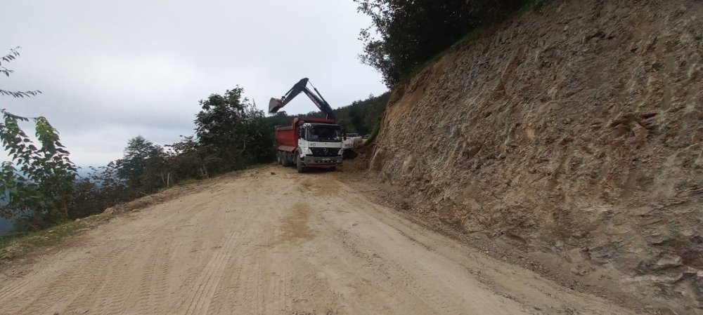 ILICA MAHALLESİNDE YOL GENİŞLETME ÇALIŞMALARI SÜRÜYOR