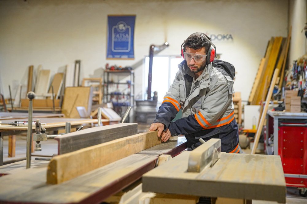 KENT MOBİLYALARINDA YERLİ ÜRETİM VE ALIN TERİ