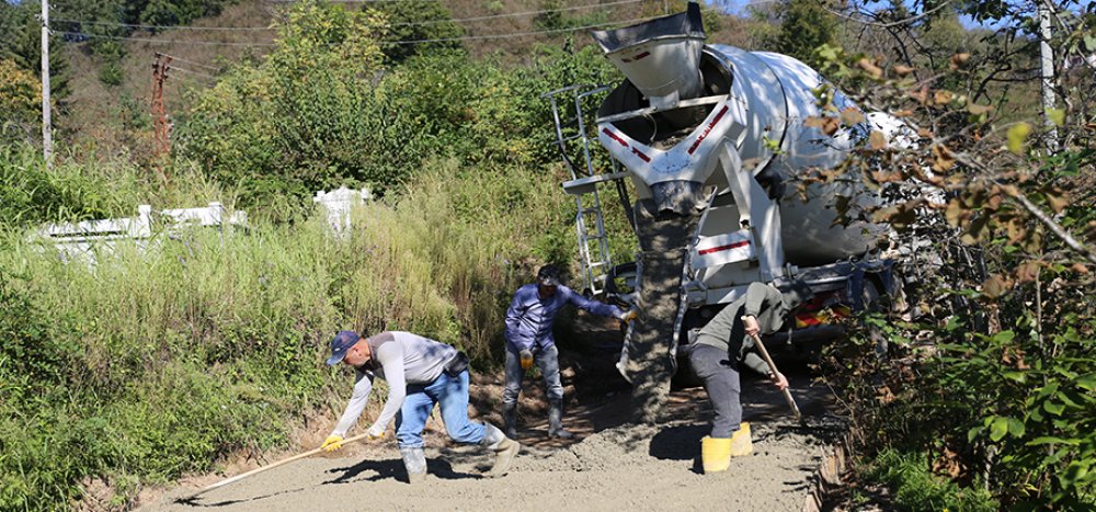 Kırsal Mahallelerde Konforlu Beton Yol Çalışmaları Devam Ediyor