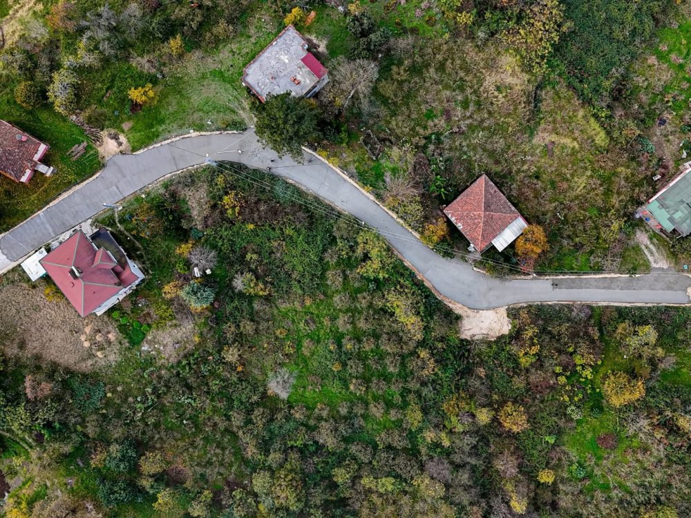 KURTULUŞ MAHALLESİ’NDE 40 YILLIK SORUN ÇÖZÜLDÜ: BÖLGENİN ANA YOLU YENİLENDİ