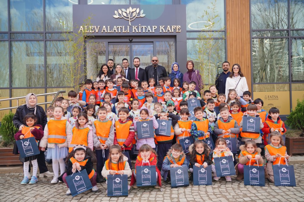 MİNİKLERDEN KÜTÜPHANELER HAFTASI’NA ANLAMLI ZİYARET