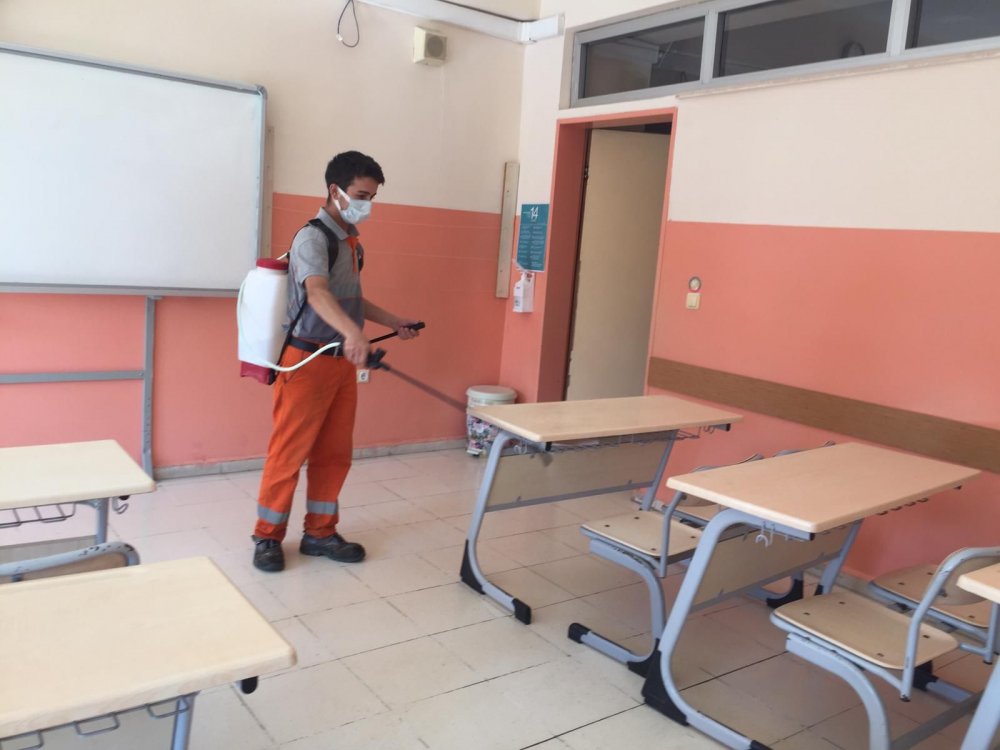 Okul Sezonu Öncesi Okullarda Temizlik Ve Dezenfektan Çalışması Yapılıyor