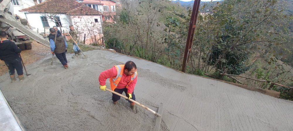 PALAZLI'DA BETON YOL VE SATHİ KAPLAMA ASFALT ÇALIŞMASI