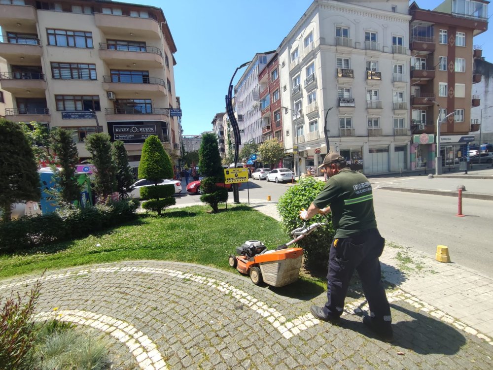 PARK VE BAHÇELER EKİPLERİNDEN ŞEHRİN DÖRT BİR YANINDA YOĞUN MESAİ