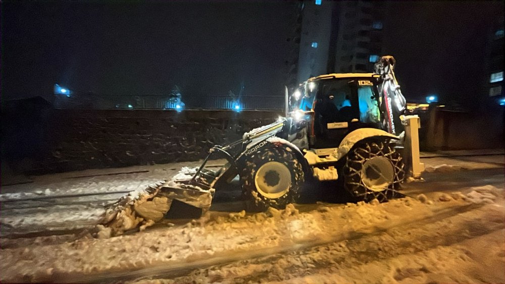 SABAHIN İLK IŞIKLARINA KADAR KESİNTİSİZ KARLA MÜCADELE