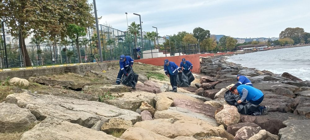 SAHİL KAYALIKLARINDAN 27 POŞET İNSANI ATIK ÇIKTI