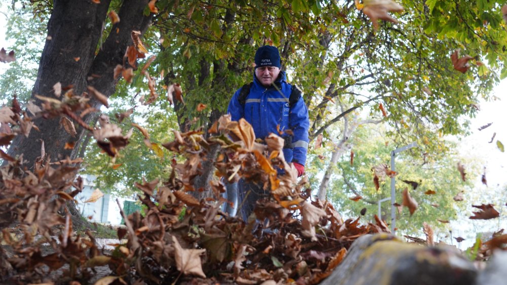 SU KANALLARINI TIKAYAN YAPRAKLAR TEMİZLENDİ