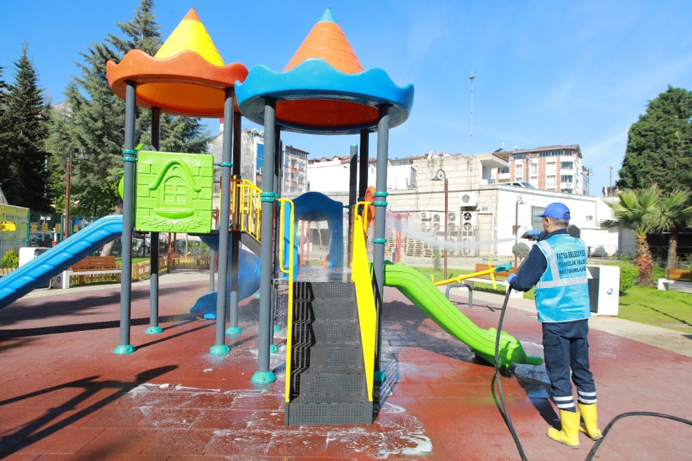 TEMİZLİK EKİPLERİ ÇOCUK PARKLARINA BÜYÜK ÖNEM VERİYOR