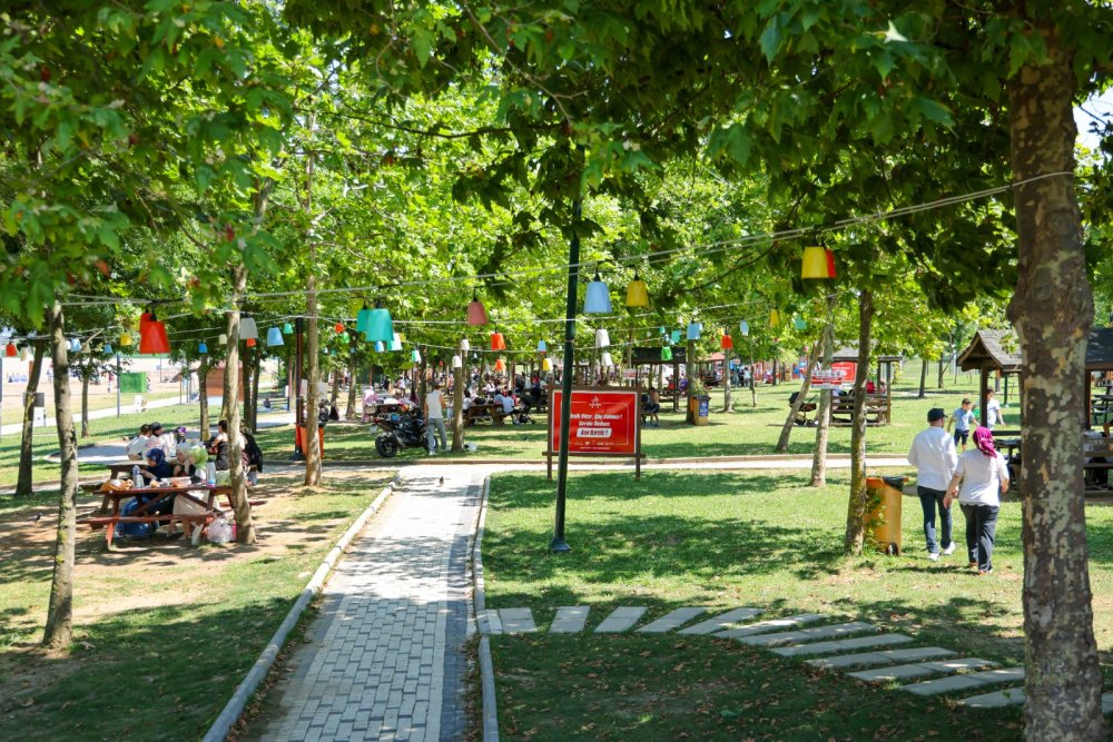 UZUNKUM'DA YAZIN ADRESİ DEĞİŞMEDİ: VATANDAŞLARIN ORTAK BULUŞMA NOKTASI OLDU