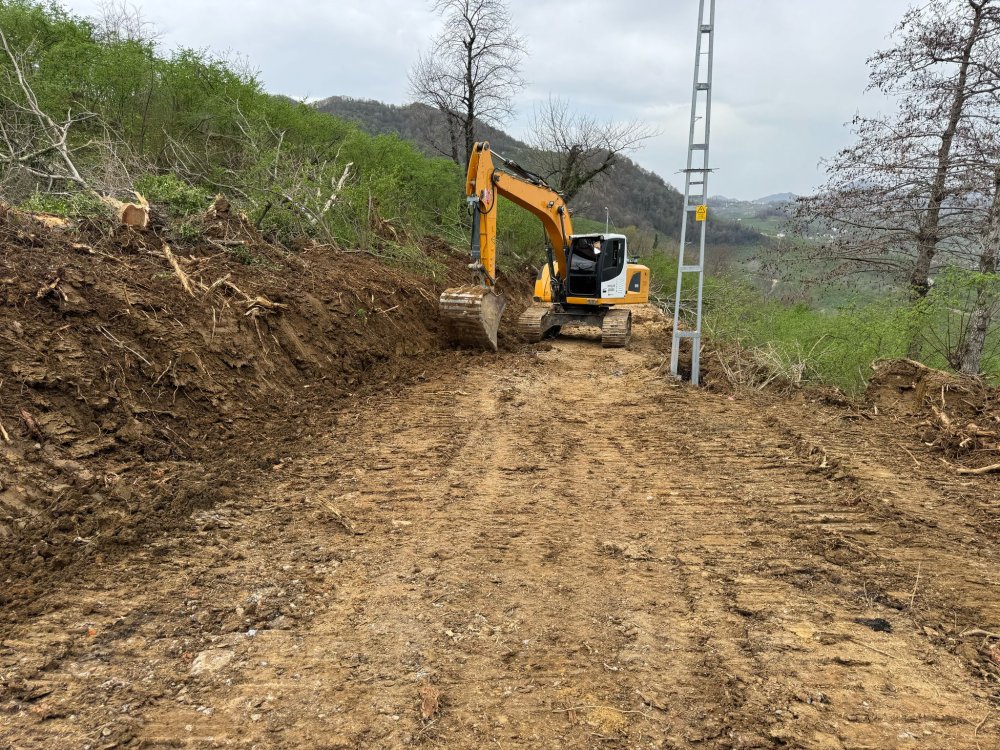 YAPRAKLI – BAŞKÖY BAĞLANTI YOLU VE DOLUNAY MAHALLESİ GÜLEÇ SOKAK’TA ÇALIŞMALAR DEVAM EDİYOR
